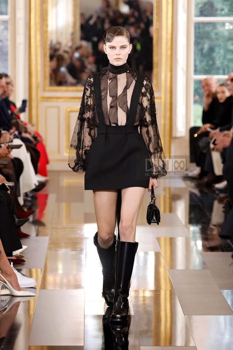 Valentino Ready To Wear Fall Winter 2024 Paris – NOWFASHION Valentino Ready To Wear, Draping Fashion, La Fashion Week, Fall Inspo, Fall Winter 2024, La Fashion, Fashion Show Collection, Inspiration Mode, Winter 2024