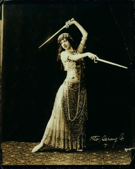 Thamara deSvirsky - NYPL Digital Collections Ballet Russe, Vintage Burlesque, Vintage Dance, Old Photography, Retro Mode, Poses References, Vintage Circus, Human Poses, Vintage Portraits