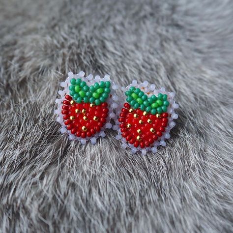 Strawberry Beading Pattern, Strawberry Beadwork, Cab Earrings, Beautiful Beaded Earring, Native Beading, Beaded Earrings Native, Beadwork Designs, Beaded Earring, Native Beadwork