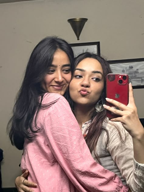 Friends Selfie Poses, Indian Best Friends Pics, Friendship Goals Aesthetic, Female Bestie, Sisters Photoshoot Poses, Easy Photography Ideas, Sister Poses, Bff Poses, Friendship Photoshoot