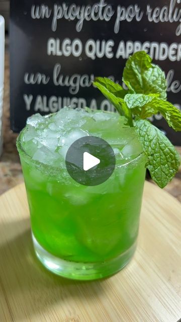 Tragos Fantásticos on Instagram: "Cóctel de menta. Ingredientes: 1de menta 2 onza de tequila 1/2 de limón Hielo #tragosfantasticos #drink #cocteles #coctel #tragos #bebidas #rd #menta #tequila" Pisco Sour, February 3, Instagram C, Pisco, Tequila, Food And Drink, Drinks, On Instagram, Instagram