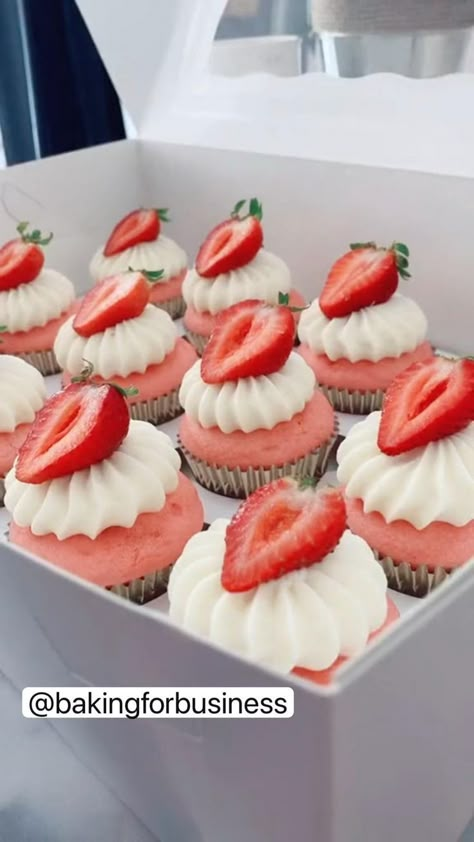 🍓Perfect summer cupcakes 🍓 | Pinterest Strawberry Wedding Cupcakes, Cute Strawberry Cupcakes, Birthday Pastry Ideas, Cupcake Delivery Ideas, Valentines Dessert Table Ideas, Strawberry Cupcake Decorations, Cupcake Bussines, Peach Chocolate Covered Strawberries, Strawberry Themed 1st Birthday Desserts