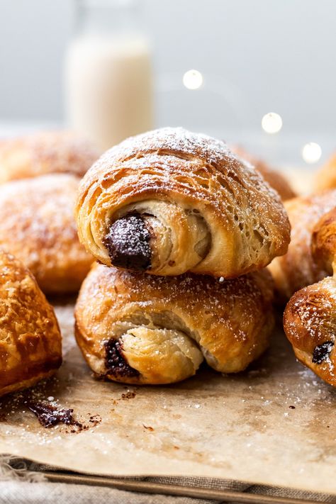 Easy Step-By-Step Flaky Vegan Pain Au Chocolat Recipe Dairy Free Croissant Recipe, Vegan Pastry Dough, Vegan Croissant Recipe, Pain Au Chocolat Recipe, Vegan Croissant, Laminated Dough, Making Croissants, Vegan Pastry, Vegan Chocolate Bars