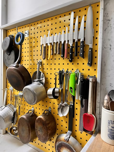 Pegboard Spice Rack, Pegboard Kitchen Ideas, Pegboard Kitchen Organization, Peg Board Kitchen, Kitchen Pegboard Ideas, Restaurant Kitchen Organization, Kitchen Pegboard, Haunted Farmhouse, Apartment Kitchens