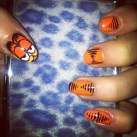 my garfield nails Garfield Nails, Soft Nails, Get Nails, Swag Nails, Halloween Nails, Pretty Nails, Nail Inspo, Pretty People, Nail Designs