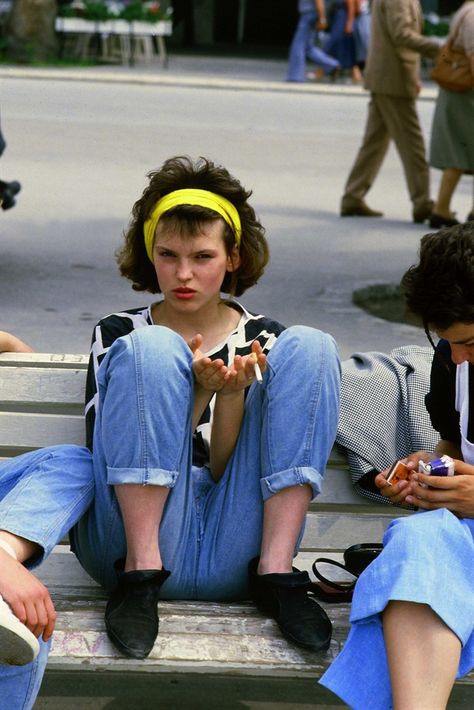 Trendy gal on the bench, Split, Yugoslavia, 1985. Yugoslavia 80s, 80s Vintage Fashion, Look 80s, 1980s Women, Fashion 1980s, 80s Look, Fall Fashion Skirts, 80’s Fashion, Magazine Inspiration