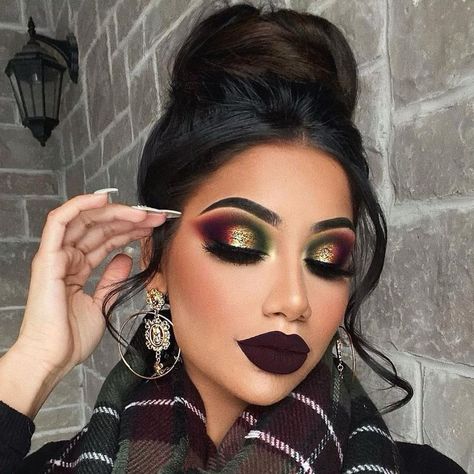 Plaid Eye Makeup, Baddie Looks Makeup, New Years Makeup Ideas Creative, Red And Green Makeup Looks, Elf Makeup Looks Christmas, Easy Christmas Eyeshadow Looks, Holiday Eyeshadow Looks, Bright Colorful Eye Makeup, Christmas Party Makeup Ideas