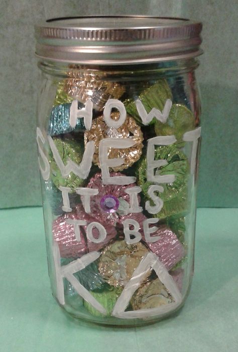 "How SWEET it is to be KD" Kappa Delta Mason Jar (with your big/little's favorite candy inside!!) Kappa Delta Crafts, Big/little Baskets, Big Little Basket, Sigma Delta Tau, Theta Phi Alpha, Big Lil, Delta Phi Epsilon, Sorority Big Little, Big Little Gifts