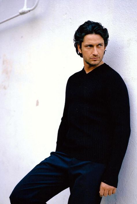 An early Gerard Butler photo. Gerard Butler Dracula, Dracula 2000 Gerard Butler, Gerard Butler 300, Dracula 2000, Gerard Bulter, Actor Gerard Butler, Christopher Plummer, Scottish Actors, Gerard Butler