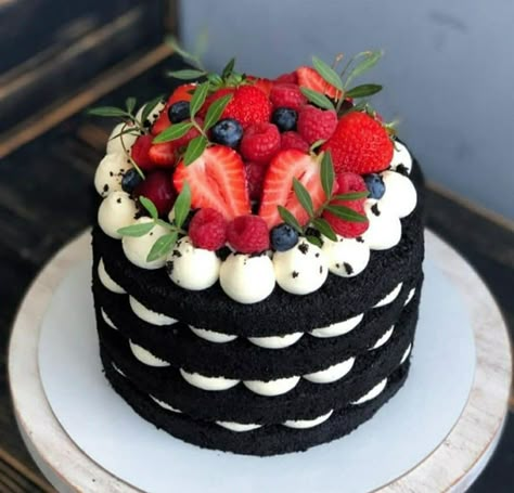 Chocolate Strawberry Cake Designs, Naked Cakes Birthday, Black And Red Cake, Naked Cake Birthday, Strawberry Heaven, Easy Strawberry Desserts, Fruit Cake Design, Chocolate Cake Designs