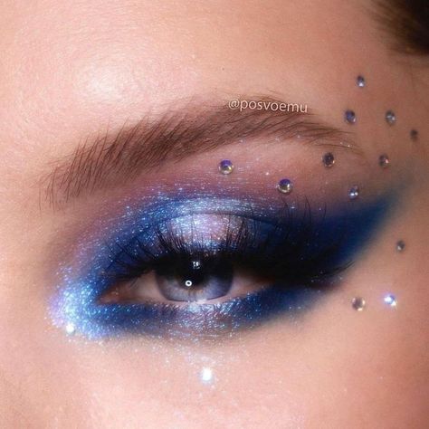 Blue Gemstone Makeup, Taylor Swift Midnight Eye Makeup, Makeup Looks Euphoria Inspired, Dark Blue Euphoria Makeup, Taylor Swift Midnights Eyeshadow, Midnight Taylor Swift Makeup, Light Blue Euphoria Makeup, Midnights Taylor Swift Eye Makeup, Saturno Birthday Party