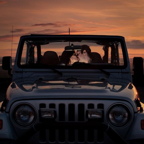 Jeep Thar Jeep Couple Photoshoot, Jeep Engagement Pictures, Thar Photoshoot, Jeep Wedding, Perfect Pic, Jeep Photos, Bridal Tips, Old Jeep, Jeep Jeep