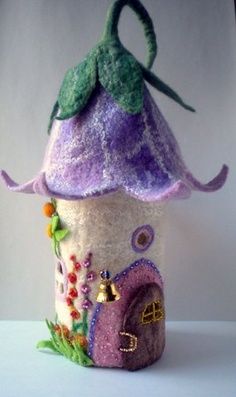 Most dollhouses lovers usually create their works of art in wood, plywood, a bit of papier-mache....but ever thought of felt? Craft blo... Felt Houses, Gnome Houses, Tovad Ull, Felted Fairy, Felt Boards, Hantverk Diy, Button Tree, Felt House, Baby Mobil