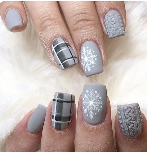 Plaid Nails, Japanese Nail, Sweater Nails, Christmas Gel Nails, Medium Nails, Christmas Nail Art Designs, Winter Nail Art, Winter Nail Designs, Winter Nail