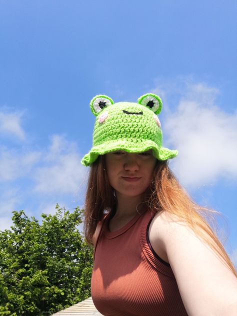 Froggy Bucket Hat, Crochet Froggy, Knit Accesories, Frog Collection, Crochet Bucket Hat, Fun Crafts For Kids, Cute Hats, Bucket Hats, Cute Crafts