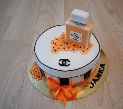 Chanel by Janka Perfume Cake Ideas, Perfume Cake, Cake Ideas For Men, Chanel Birthday Cake, Cake For Men, Chanel 5, Chanel Birthday, Bottle Cake, Surprise Cake