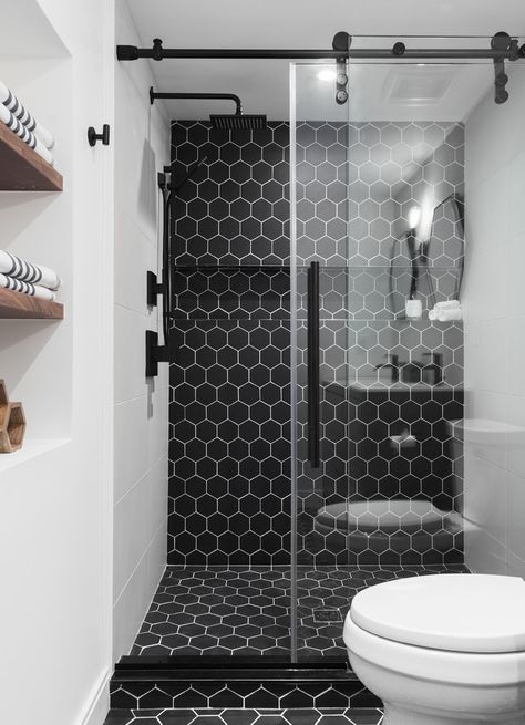 Modern Black And White Bathroom, Black Tile Bathrooms, Tile Showers, Black And White Bathroom, Wash Room, Bilik Air, Bathroom Showers, Zen Bathroom, Mcm House