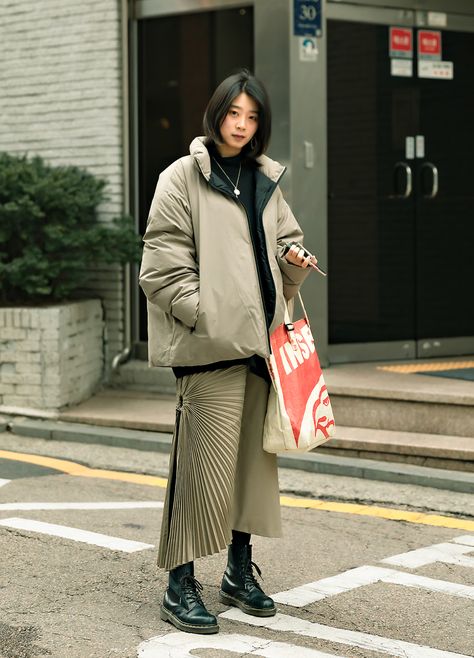 Tokyo January Outfit, Japan Winter Style, Japan Street Style Women, Sweden Street Style, Seoul Street Style, Japan Winter Fashion, Street Style Minimalist, Asian Style Clothes, Korean Style Winter