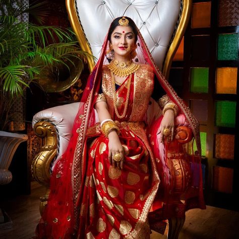 Bangali Traditional Bride, Bengali Bridal Lehenga, Royal Bengali Bridal Look, Bengali Bride Saree, Bengali Reception Look, Indian Bride Reception Look, Bengali Wedding Bride, Bengali Bride Traditional Look, Bengali Bridal Saree