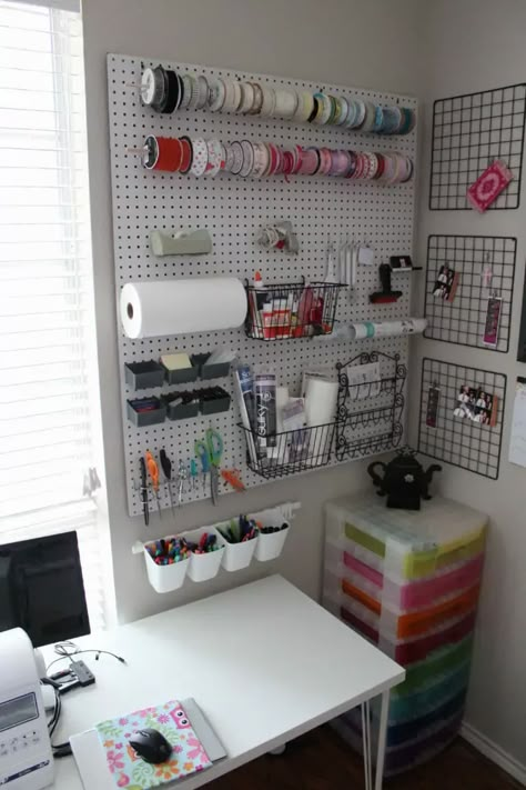 Pegboard Organization Ideas For Craft and Sewing Room Organized Sewing Room, Home Office Sewing Room Combo, Peg Board Embroidery Organization, Sewing Pegboard, Small Sewing Room Ideas, Craft Room Pegboard Ideas, Sewing Room Decorating Ideas, Pegboard Organization Ideas, Room Pegboard