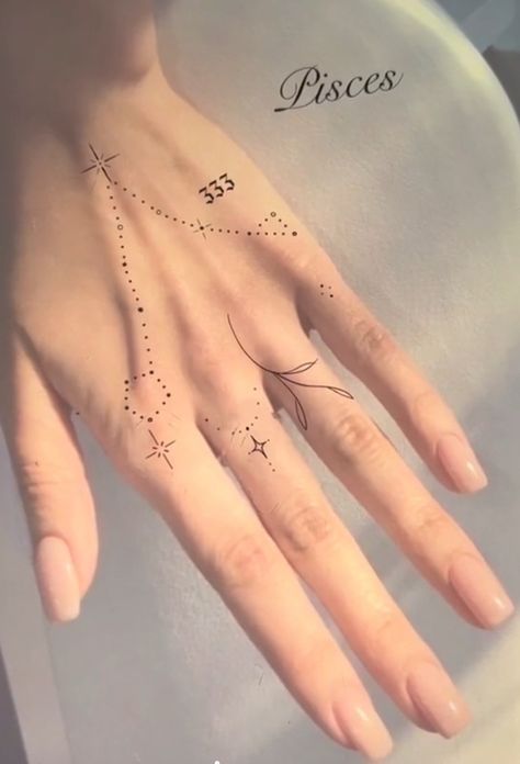 Hand Arm Tattoo, Hand Tattoos Pictures, Henna Practice, Pisces Tattoo Designs, Tattoo Samples, Pisces Tattoo, Hands Tattoo, Tattoo Designs Hand, Tattoo Mini