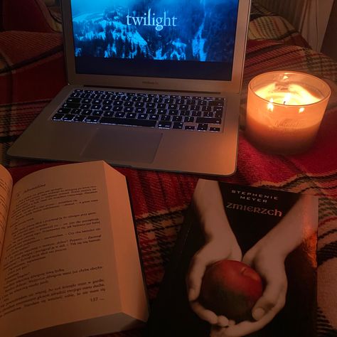 Spotify Playlist Covers Chill Vibes, Twilight Playlist Cover, Fall Twilight Aesthetic, Twilight Autumn Aesthetic, New Moon Twilight Aesthetic, Autumn Evening Aesthetic, Bella Swan Room Aesthetic, Twilight Aesthetic Book, Twilight Fall Aesthetic