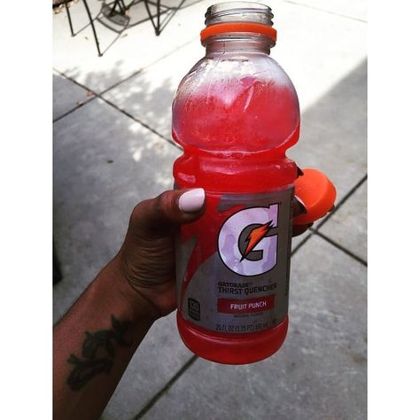 How to Make a Gatorade Slushie (These 2 Methods Work) Gatorade Slushie, Homemade Gatorade, Frozen Drink, Diy Drinks, Citrus Twist, Italian Ice, Lemon Raspberry, Fruit Punch, Frozen Drinks