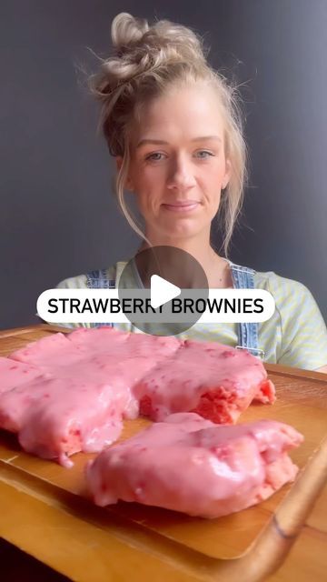 Andrea on Instagram: "Strawberry Brownies

Mix:
1 box strawberry cake mix
1/3 cup oil
2 eggs

Flatten in a 8x8 baking pan lined with parchment paper 

Bake at 350 degrees for 20 minutes 
Let cool all the way

Icing: mix
3 oz softened cream cheese 
1 cup powdered sugar 
1-2 strawberries smashed (2 made mine a little runny but I loved it lol)

Spread your icing over cooled brownies and place in fridge for around 30 minutes or until a little hardened 

Cut and enjoy!!!" Saved Desserts, Box Strawberry Cake, Strawberry Brownies, Strawberry Cake Mix, Parchment Paper Baking, Cake Mixture, Cookie Frosting, Soften Cream Cheese, Strawberry Desserts