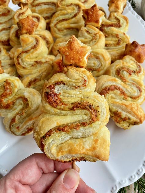 Pesto Puff Pastry Christmas Trees Christmas Pesto Tree, Basil Pesto Christmas Tree, Pesto Christmas Tree Puff Pastry, Pesto Puff Pastry Christmas Tree, Pesto Christmas Tree Appetizer, Christmas Cooking Savoury, Puff Pastry Christmas Appetizers, Puff Pastry Christmas Trees, Christmas Food Ideas Savoury