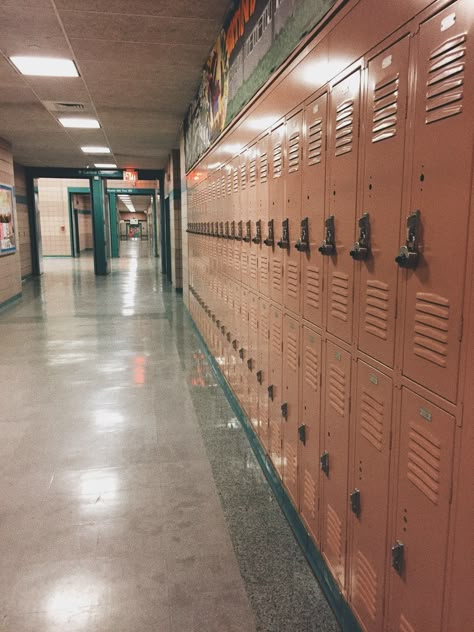 Highschool Hallway Aesthetic, School Aesthetic Outside, Go To School Aesthetic, Back To School Aesthetic Pictures, Student Exchange Aesthetic, Ideas For School, School Pictures Aesthetic, Back To School Vibes, Going To School Aesthetic