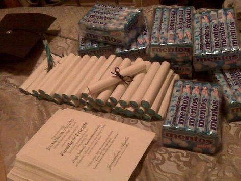 Wrap Mentos to create diploma favors for graduation party! College Grad Party, Graduation Dinner, Graduation Party High, Graduation Party Foods, Graduation Open Houses, Graduation Party Diy, Graduation Crafts, Graduation Party Planning, College Graduation Parties