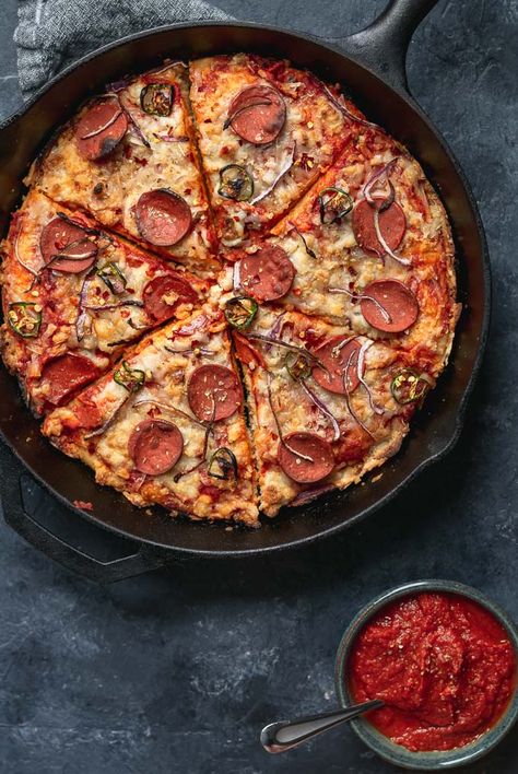 vegan pepperoni pan pizza in cast iron skillet Pan Pizza Dough, Vegan Pepperoni Pizza, Pizza Vegetarian, Vegan Pepperoni, Deep Dish Pizza Recipe, Pizza Vegana, Pizza Pepperoni, Vegan Pizza Recipe, Easy Pizza Dough