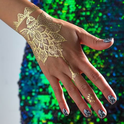 Gold Henna Designs, Henna Jewelry, White Henna Tattoo, Bride Mehndi, White Henna Designs, Gold Henna, Henna Ink, Indian Henna, Tato Henna