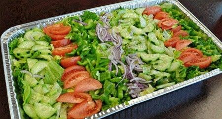 Party salad tray Buffet Style Salad, Salad Trays Parties, Salad Platters Buffet, Catered Salad Ideas, Salad Bar Display Presentation, Chicken Salad Platter Ideas, Salad Buffet Ideas Parties, Garden Salad For A Crowd Parties, Garden Salad Ideas For Party