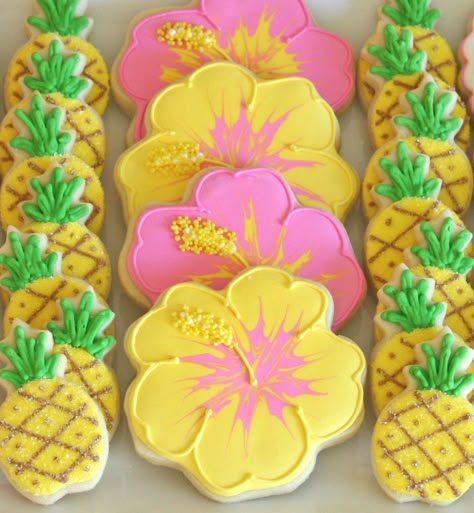 Glorious Treats » {Cookie Decorating} How to make pretty hibiscus cookies Luau Desserts, Luau Cookies, Hawaiian Cookies, Birthday 28, Pineapple Cookies, Luau Outfits, Aloha Party, Party Girlande, Luau Birthday Party