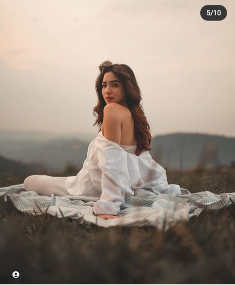 Glam Outdoor Photoshoot, Elegant Outdoor Photoshoot, Outdoor Boudiour Ideas Forest, Outdoor Budiour Photography Ideas, Classy Birthday Photoshoot Ideas Outdoor, Innocent Photoshoot, Vine Photoshoot, Nature Model Photoshoot, Fierce Women Photoshoot