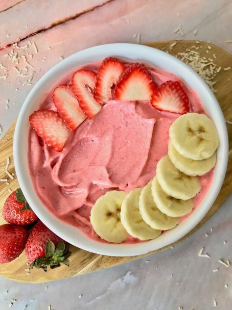 This strawberry banana smoothie bowl is easy to make and such a tasty, healthy treat! Add any toppings you like! What To Do With Strawberries, Cooking Ideas Recipes, Strawberries And Bananas, Plant Based Smoothies, Strawberry Smoothie Bowl, Strawberry Bowl, Açai Bowls, Açaí Bowls, Banana Smoothie Bowl