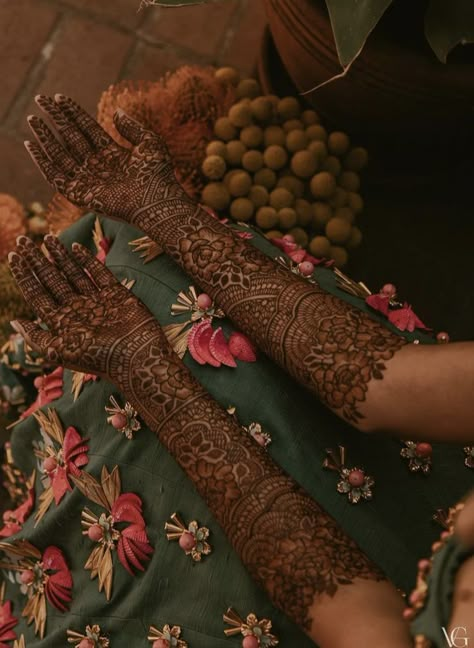 Mehendi Photography, Bridal Henna Designs, Mehndi Design Pictures, Bridal Mehendi, Wedding Henna, Latest Bridal Mehndi Designs, Mehndi Designs Front Hand, Wedding Mehndi Designs, Bridal Mehendi Designs