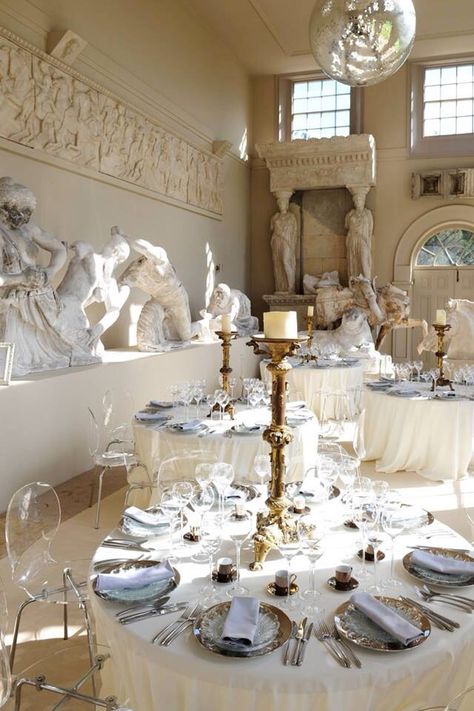 Gorgeous ! Avant Garde Wedding, Aynhoe Park, Edgy Bridal, Jewelry Store Design, Classical Furniture, Winter Table, Venue Decor, Wedding Tables, Museum Wedding