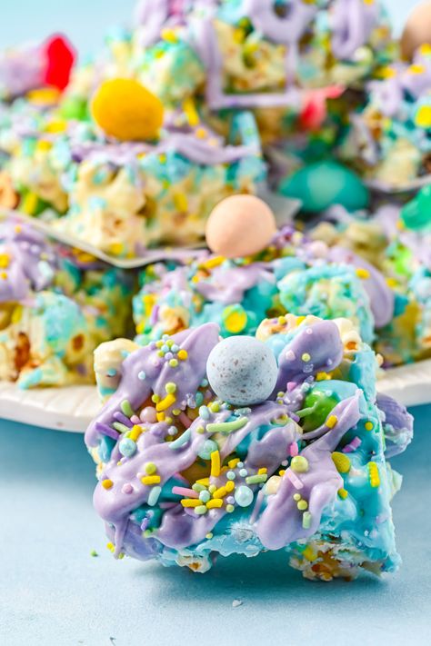 Popcorn Bar Recipes, Easter Popcorn, Marshmallow Popcorn, Yogurt Covered Pretzels, Easter Egg Candy, Popcorn Treats, Game Snacks, Vegan Candies, Popcorn Bar