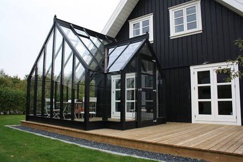 1000+ images about Solariums, sunrooms and greenhouses on ... Greenhouse Attached To House, Screened In Porch Diy, Screened Porch Decorating, Diy Porch Decor, Screened Porch Designs, Black Houses, Building A Porch, Casas The Sims 4, Screen Porch