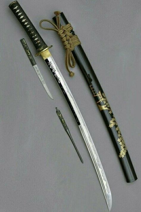 Wings To Fly, Tactical Swords, Pretty Knives, Cool Swords, Samurai Art, Samurai Swords, Swords, Different Types, Books Wattpad