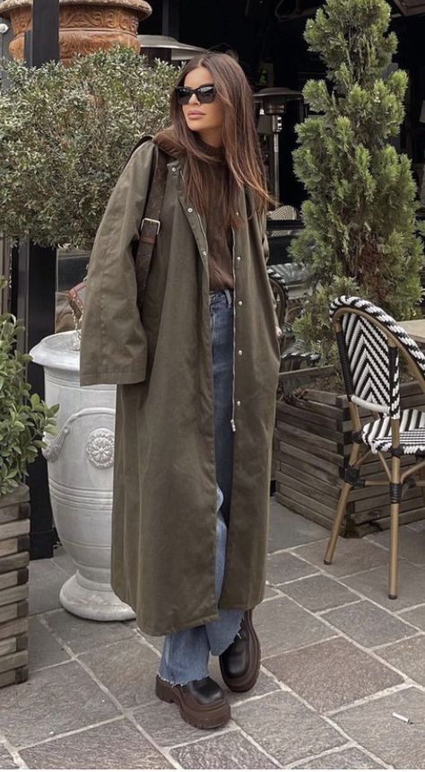 Barbour Trench Coat, Barbour Coat Outfit, Dark Green Trench Coat Outfit, Rainy Outfit Ideas, Ootd Rainy Day, Green Coat Outfit, Rainy Outfit, Rainy Day Outfits, Long Coat Outfit