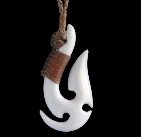 Traditional Bound Fish Hook Bone Necklace Maori Hook, Maori Fish Hook, Maori Symbols, Pendant Ideas, Polynesian Art, Fish Hook Necklace, Maori Designs, Antler Art, Bone Crafts