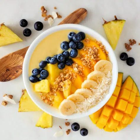 Mango Smoothie Bowl - Super Healthy Kids Low Calorie Smoothie Bowl, Homemade Smoothie Bowl, Breakfast Smoothie Bowl Recipes, Coconut Smoothie Bowl, Smoothie Bowl Toppings, Smoothie Bowl Ingredients, Smoothie Bowl Recipe Healthy, Protein Smoothie Bowl, Low Calorie Smoothies