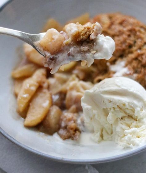 A cozy winter cobbler featuring a filling of spiced apples and pears and topped with gingerbread biscuits. Winter Cobbler, Delicious Apple Crisp, Apple Crumble Topping, Apple Crisp No Oats, Apple Crisp Without Oats, Gingerbread Biscuits, Classic Fall Desserts, Homemade Apple Crisp, Easy Apple Crisp