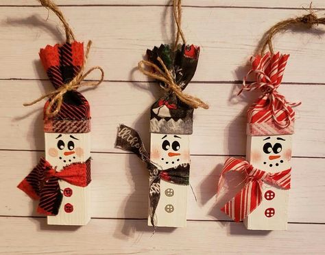 2x2 Crafts, Jenga Block Snowman, Block Snowman, Jenga Blocks, Christmas Craft Fair, Bazaar Crafts, Diy Christmas Tree Ornaments, Dollar Store Christmas, Handmade Christmas Crafts