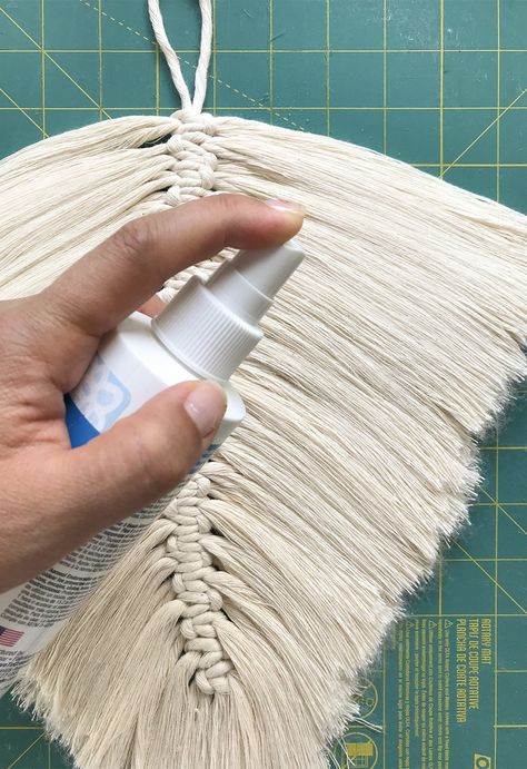 Art Macramé, Fabric Shears, Tutorial Macramé, Macrame Feathers, Fabric Stiffener, Feather Diy, Yarn Wall Art, Macrame Wall Hanging Diy, Macrame Wall Hanging Patterns