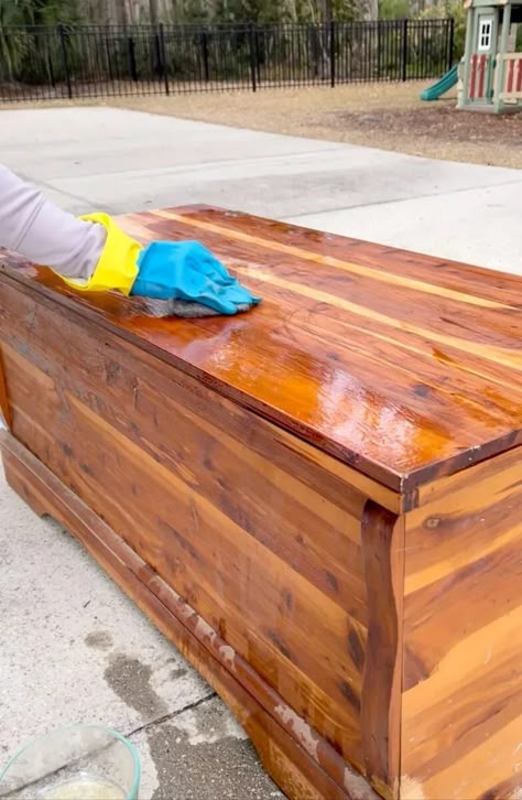 How to refinish and bleach a cedar hope chest using wood bleach to remove red from wood. Two-part wood bleach method used to lift red and color from wood like mahogany, cedar, red oak, and more. How to whitewash furniture. #refinishingfurniture #refinishedfurniture #bleachingfurniture #woodbleach #cedarhopechest #bleachingcedar #bleachingredoak #naturalwood #furnitureprojects #refinishingcedar Cedar Furniture Bedroom, Refinish Chest Cedar, Bleached Cedar Chest, Cedar Chest In Bedroom, Refinishing Hope Chest Ideas, Red Cedar Chest, Cedar Chest Styling, Antique Cedar Chest Makeover, Refinished Hope Chest Ideas