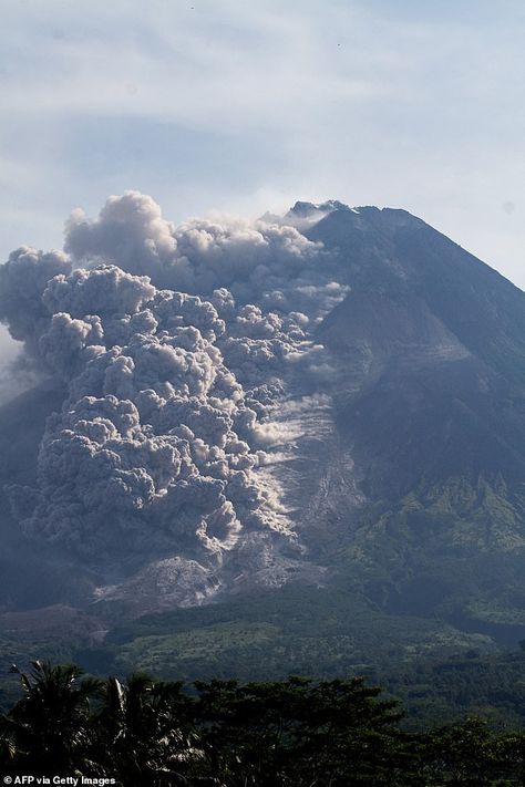 Ash Cloud, Mount Merapi, News Agency, Farm Heroes, Earth Science, Beautiful Moments, Volcano, Java, The Sky